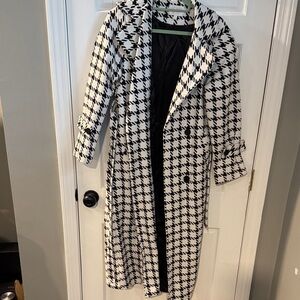 Chic Houndstooth Trench Coat in Black and White